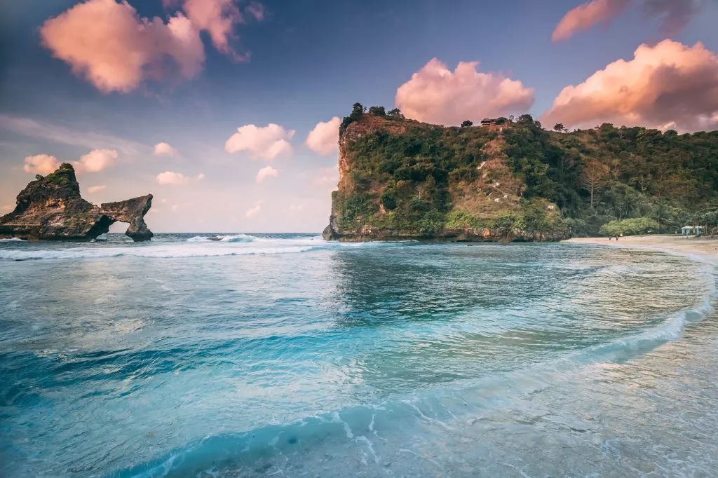 atuh-beach-nusa-penida-island-coastline-landscape-1024x682.jpg